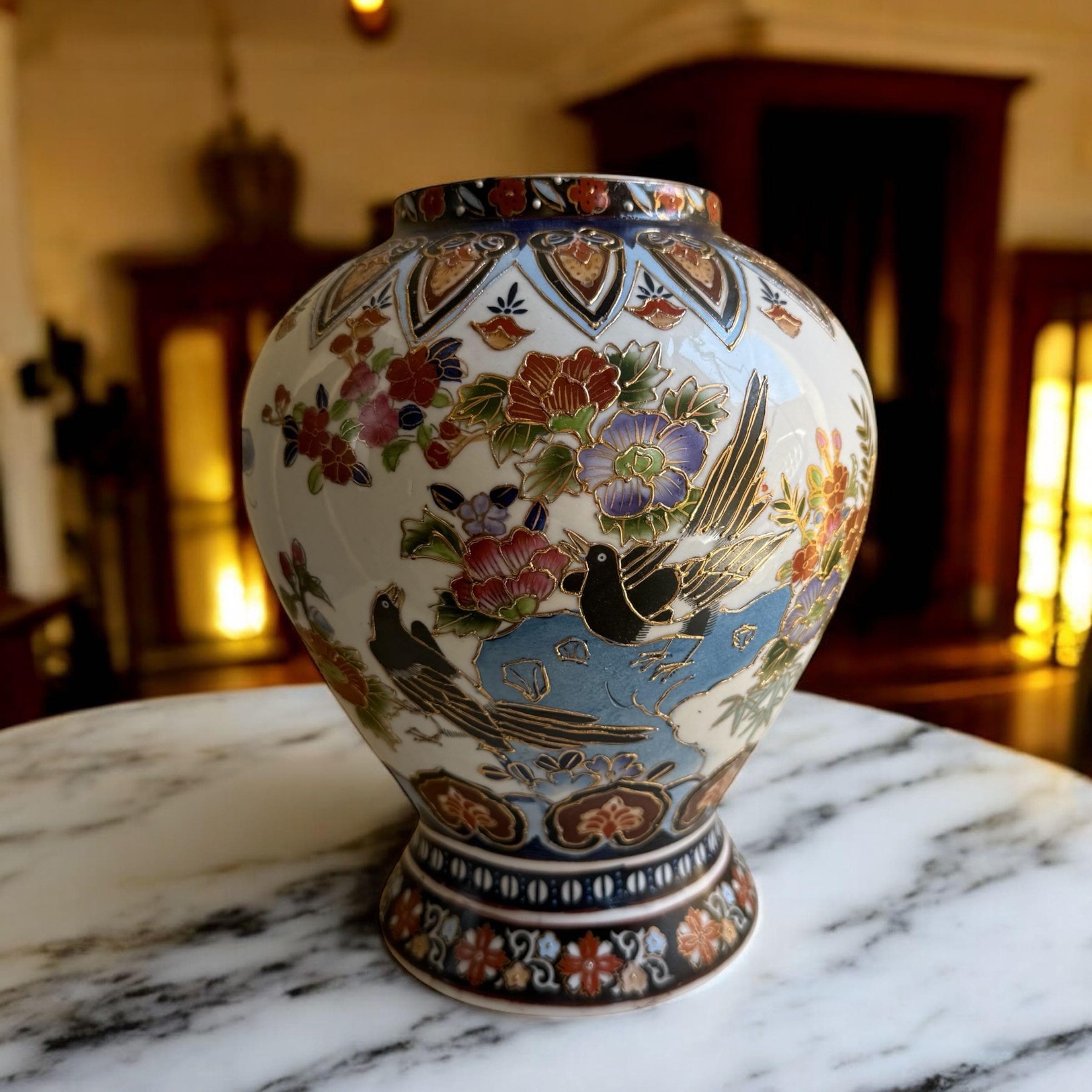 手描きの中国製磁器の花瓶、明朝様式、鳥と花、金色、ヴィンテージの