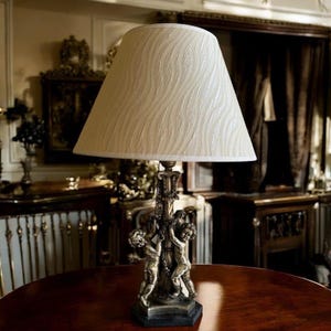 Antyczna, posrebrzana lampa stołowa w kształcie aniołka, styl rokoko-barok, łańcuszek, abażur z tkaniny