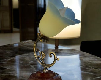 Lampada da tavolo Art Nouveau: volute floreali in ottone, paralume a tulipano satinato