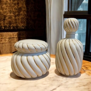Juego de tocador vintage de cerámica, estilo art déco con espirales doradas, frasco de perfume con tapón y tapa, esmaltado en blanco, decoración de baño estilo Hollywood Regency.