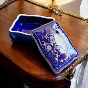 Capeans Blaue Porzellan Schmuckschatulle – Vintage spanische Schmuckschatulle – Kobaltblau mit silbernem Blumenmuster