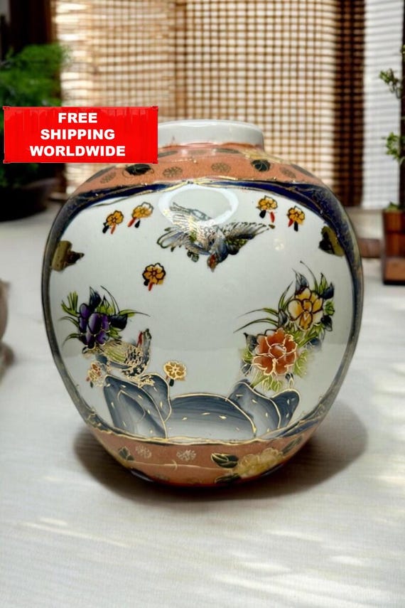 青い鳥の手描き陶器花瓶　アンティーク 青い鳥と植物の装飾花瓶 ヴィンテージ手描き陶器花瓶 – 花と鳥のデザイン –