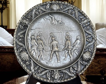 Zinn Wandteller, mittelalterliches Wiren Relief, Metall Ladegerät, Hängeplakette im Renaissance Stil, Vintage 1980 signiert