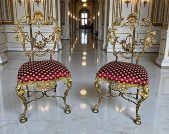 Par de sillas laterales de bronce con forma de querubín, década de 1950, respaldo rococó con volutas, tapizado de seda, asientos con acento francés estilo Hollywood Regency y marco dorado ornamentado.