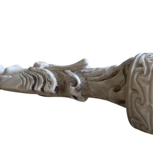 K&ouml;nnte beinhalten: Verwitterte, cremefarbene Statue einer klassischen Figur, m&ouml;glicherweise einer G&ouml;ttin oder eines Engels, mit detaillierten Fl&uuml;geln und drapierter Kleidung. Die Statue hat einen rechteckigen Sockel mit kunstvollen Schnitzereien.