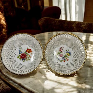 Par de cuencos de encaje de porcelana rumana vintage, Iris Cluj, calados, borde dorado y centro floral. Platos para baratijas.