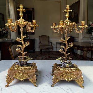Par vintage kandelabrar i brons, marmor, ljusstakar för 5 ljus, manteldekor av hjortfigur, 1960