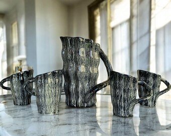 Jarra y 4 tazas con textura de corteza vintage, juego de vasos brutalistas de cerámica vidriada negra.