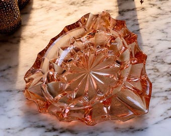 Cenicero vintage de vidrio prensado rosa, recipiente para guardar objetos con forma de estrella, bandeja de mediados de siglo, decoración de tocador retro facetada, pieza decorativa de mesa MCM, años 50