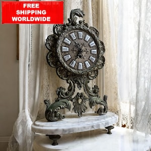 Horloge de table rococo vintage - Laiton orné et base en marbre blanc, chiffres romains 36 x 25 cm