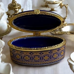 Boîte à bijoux vintage en porcelaine de Russie, détails dorés de Saint-Pétersbourg, bleu cobalt, poinçon ACKO, 7 x 5 x 4 cm