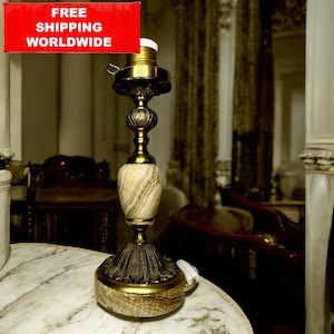 Vintage tafellamp van messing en marmer: sierlijke klassieke verlichting, Frans accent