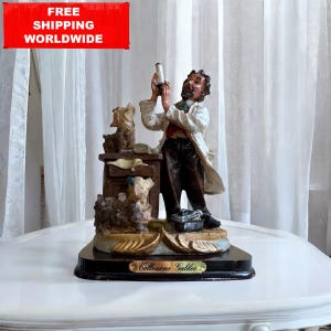 Collezione Galileo wetenschapperbeeldje: humoristisch Italiaans harssculptuur met honden