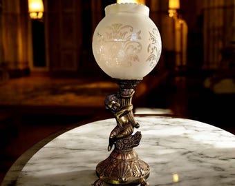 Vintage bordslampa i kerub, bronsfärgad puttobas, frostad globformad glasskärm, sänglampa i rokokostil, romantisk fransk nattduksbordslampa