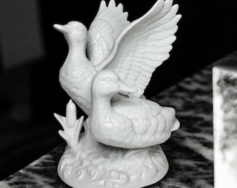 Figura de pato vintage de porcelana blanca – Escultura de pareja de patos – Elegante ave acuática de cerámica brillante