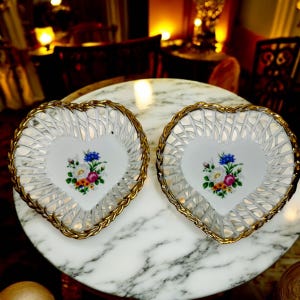 Juego de 2 cuencos de porcelana Iris Cluj en forma de corazón, borde calado, borde dorado y centro floral, platos para dulces, decoración vintage.