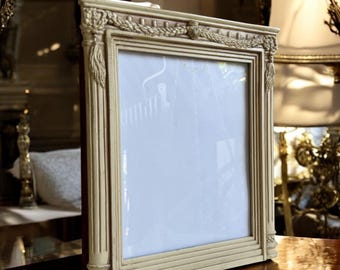 Marco de fotos neoclásico: decoración barroca de repisa en tonos crema y dorado