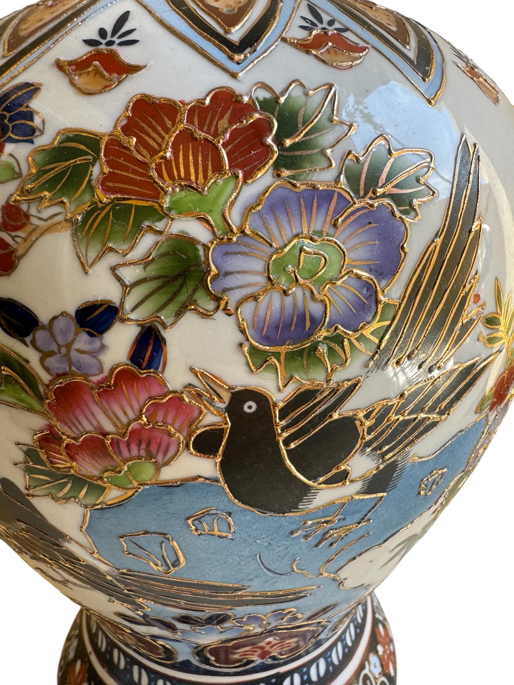手描きの中国製磁器の花瓶、明朝様式、鳥と花、金色、ヴィンテージの