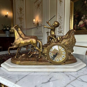 Vintage bronzen pendule, sculptuur paard en wagen, marmeren voet, Romeins cijferkwarts 1970