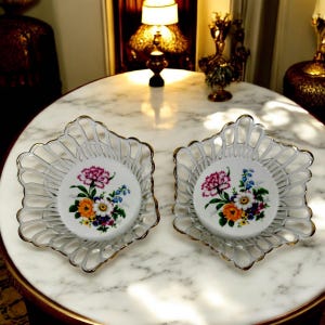 Par de cuencos de porcelana rumana Iris Cluj con borde de encaje calado y borde dorado, motivos florales pintados a mano, decoración vintage.