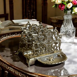 Porta-cartas de latão vintage com bandeja • Organizador de mesa vitoriano ornamentado • Porta-documentos estilo barroco
