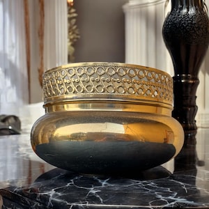 Vintage Messing Wand Übertopf, kunstvoller Gallery Rim Cachepot, Wandtasche Jardiniere, Mid-Century Französischer Stil, Eingangsbereich Küche Dekor