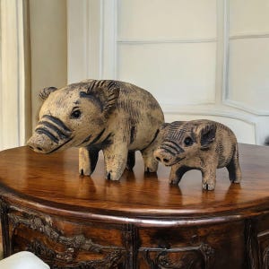 Set di statuette di maiali vintage, arredamento rustico da fattoria, statuette di animali compositi anni '70, mensola da cucina in stile country, coppia da collezione retrò immagine 1