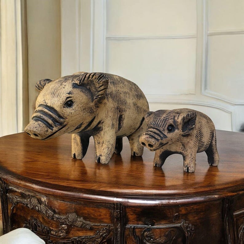 Set di statuette di maiali vintage, arredamento rustico da fattoria, statuette di animali compositi anni '70, mensola da cucina in stile country, coppia da collezione retrò immagine 1