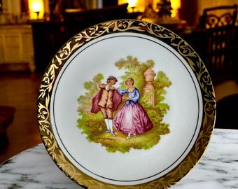 Assiette en porcelaine de style Fragonard vintage, scène de cour romantique, bord doré, décoration murale rococo français, porcelaine de collection
