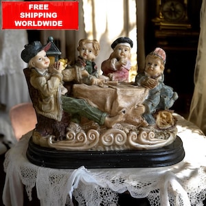 Figura vintage de niños jugando a las cartas – Escultura de resina pintada a mano – Escena pastoral española – Decoración infantil nostálgica – Gerimport
