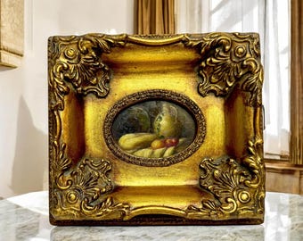 Bodegón barroco vintage en miniatura, pintura al óleo, marco dorado ornamentado, escena de frutas, arte pequeño enmarcado, decoración de pared clásica
