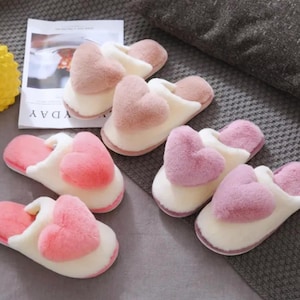 Pantufas femininas macias da moda, pantufas de pele, chinelos femininos para ambientes internos, chinelos macios com formato de coração peludo