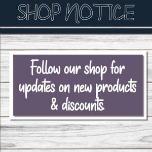 Puede incluir: Un aviso de la tienda con el texto "SHOP NOTICE" en una fuente manuscrita. Debajo, un rect&aacute;ngulo morado con texto blanco dice "Sigue nuestra tienda para actualizaciones sobre nuevos productos y descuentos."