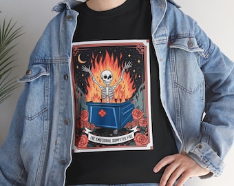 Maglietta con carta dei tarocchi, maglietta con tarocchi, maglietta con teschio, maglietta con carta dei tarocchi, carta dei tarocchi divertente, carta dei tarocchi vintage goth The Emotional Dumpster Fire Skeleton