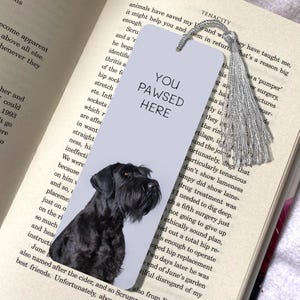 Könnte beinhalten: Ein Lesezeichen mit einem schwarzen Hund und dem Text "You Pawsed Here" auf hellblauem Hintergrund.