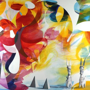 Può includere: Un dipinto astratto con un vivace mix di colori, tra cui rosso, giallo e rosa, domina lo sfondo. Due sculture di asini bianchi si ergono di fronte al colorato sfondo, con tre forme di piramidi grigie in primo piano.