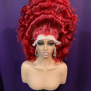 Könnte beinhalten: Handgefertigtes Holzschild mit dem Text "Welcome" in verspielter Schrift. Das Schild hat einen weißen, abgenutzten Hintergrund und einen dunkelbraunen Rahmen, ideal für eine Eingangstür. Das Schild misst ca. 30 cm breit und 20 cm hoch.