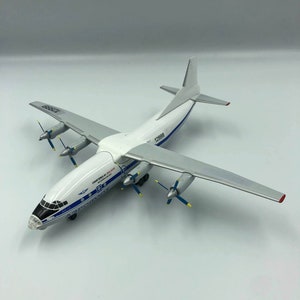 航空機モデル アントノフ An-12 アエロフロート バルカン カーゴ ブルガリア CCCR-12999、エア ソフィア LZ-SFA スケール 1:200