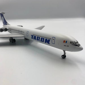 Vliegtuigmodel Ilyushin 62M Tarom Reg: YR-IRD (witte kleurstelling), jaarschaal 1/200