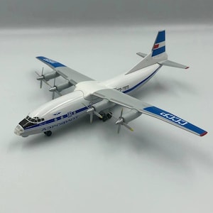 Modelo de aeronave Antonov An-12 Aeroflot na escala 1:200 – Selecione o número da placa