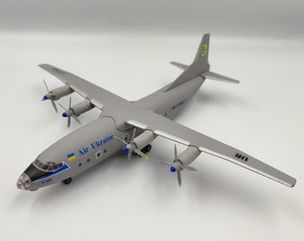 Модель самолета Ан-12 АИр Украина Рег: UR-11346 масштаб 1/200