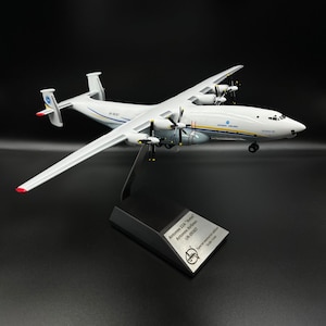 Модель самолета Антонов Ан-22 "Авиалинии Антонова" UR-09307 масштаб 1:200 литая смола