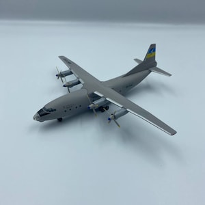 Модель самолета Ан-12 Бусоль Рег: UR-11348 масштаб 1/200