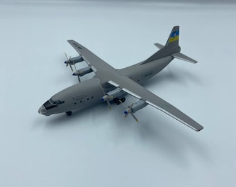 Модель самолета Ан-12 Бусоль Рег: UR-11348 масштаб 1/200