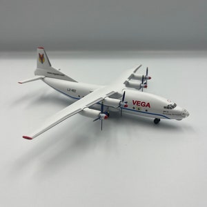 航空機モデル アントノフ An-12 ベガ エア RegLZ-VEC "ツァーリ シメオン ヴェリキ"、LZ-VEE "パトリアルフ エヴプティミイ" スケール 1:200