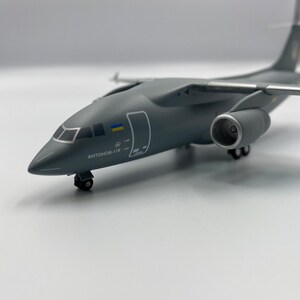 Vliegtuigmodel Antonov 178-100P Nationale Garde van Oekraïne Reg: "02" (blauw), "03" (geel) schaal 1/200