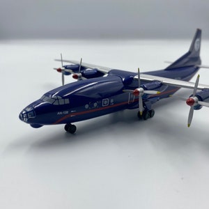 航空機モデル アントノフ An-12 ウクライナ航空連盟 Reg UR-CGV、ur-czz、ur-cic スケール 1:200