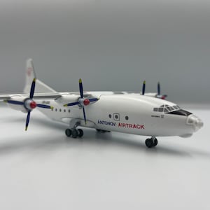 одель самолета Антонов Ан-12 Antonov Airtrack Reg UR-UAA асштаб 1:200