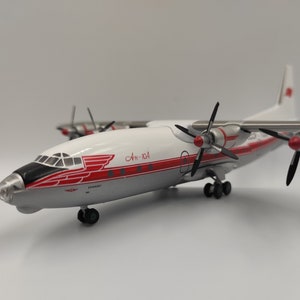 航空機模型 アントノフ 10A An-10 アエロフロート（赤）、CCCP-11207、スケール 1:200、航空ギフト、パイロットへのプレゼント、プロペラ、航空