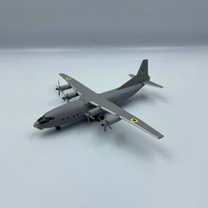 Модель самолета Антонов Ан-12 ВВС Украины (серебро) "14" синий, "77" синий масштаб 1:200